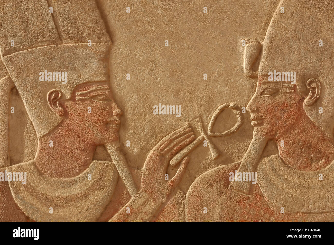 Herrliche Flachrelief des Gottes Amun macht das Geschenk des Lebens (Ankh) an dem Pharao Thutmoses IV.  Geformt in roter Quarzit, wi Stockfoto