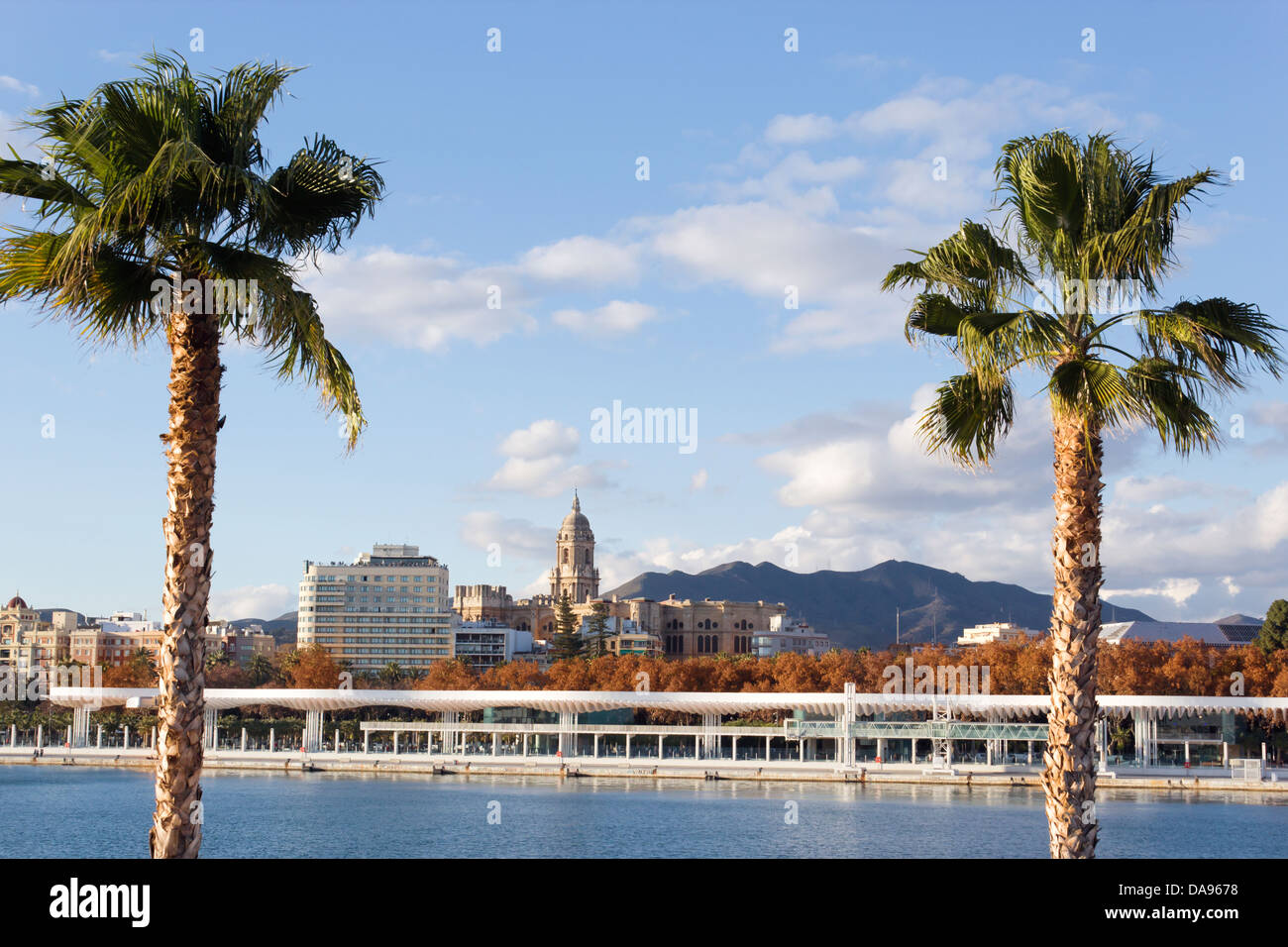 Málaga, Costa Del Sol, Andalusien, Spanien. Die Kathedrale von den neuen Muelle Uno Port gesehen. Stockfoto