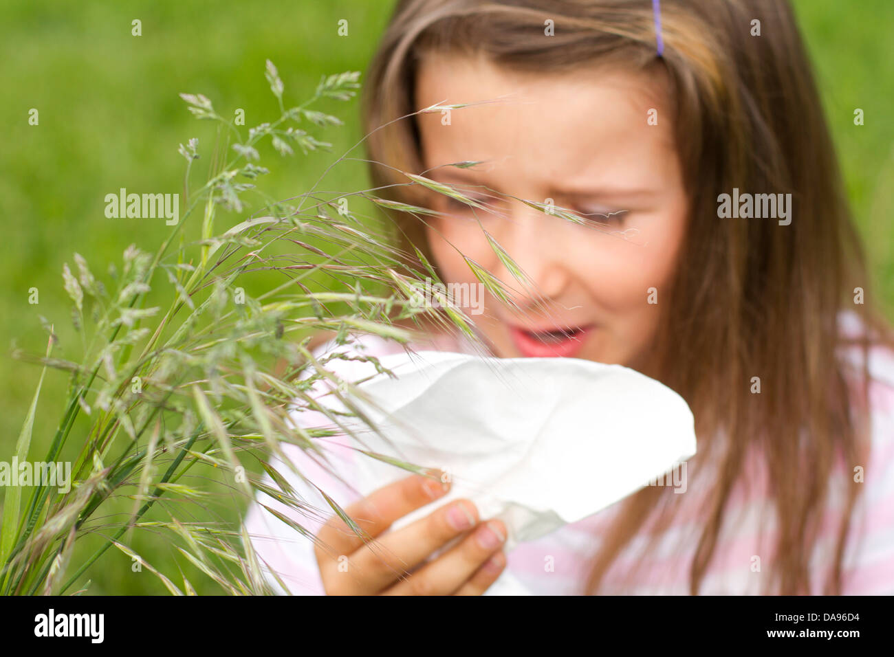 Heuschnupfen, Allergien, allergisch, grass, Allergie, Rasen-Allergie, Mädchen, Kind, sieben-jährige, Taschentuch, Stockfoto