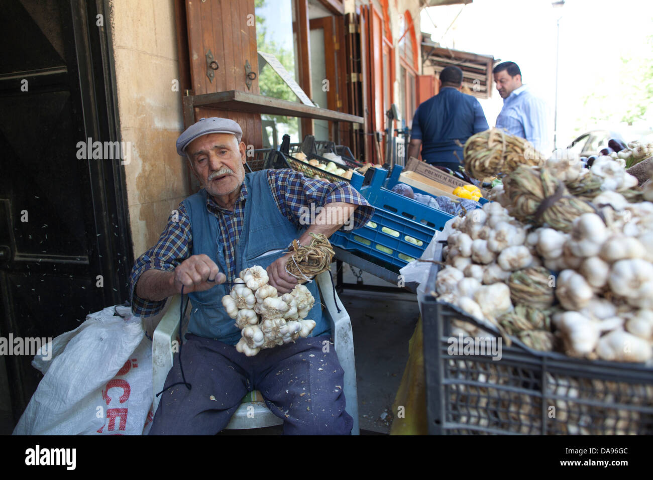 Knoblauch-Verkäufer auf einem Marktstand in der Stadt Gaziantep, Südost-Anatolien Region, Türkei Stockfoto