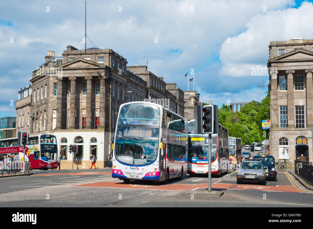 Verkehr am Waterloo Place Platz Edinburgh Schottland Großbritannien UK Mitteleuropa Stockfoto