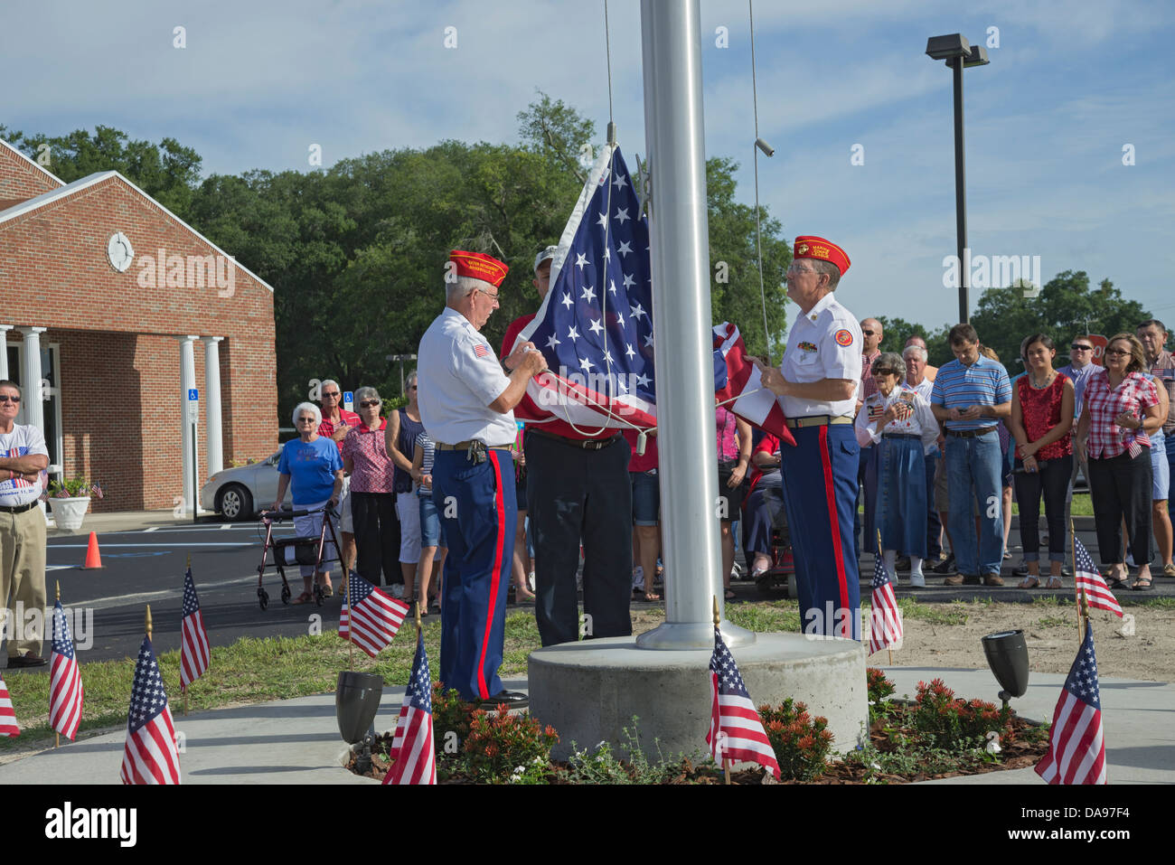 Flag Pole Hingabe an erste Baptist Kirche von High Springs, Florida am 4. Juli 2013.  Amerikanische christliche Flagge zu übertreffen Stockfoto