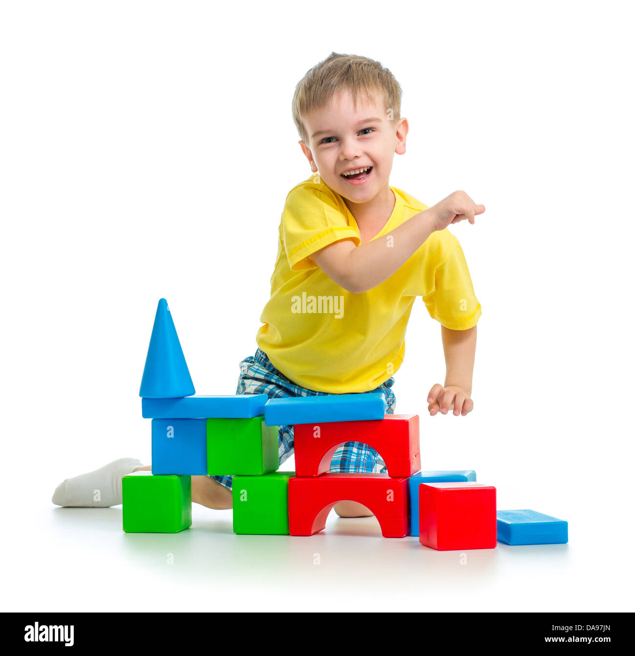 glückliches Kind spielen mit bunten Blöcken isoliert Stockfoto