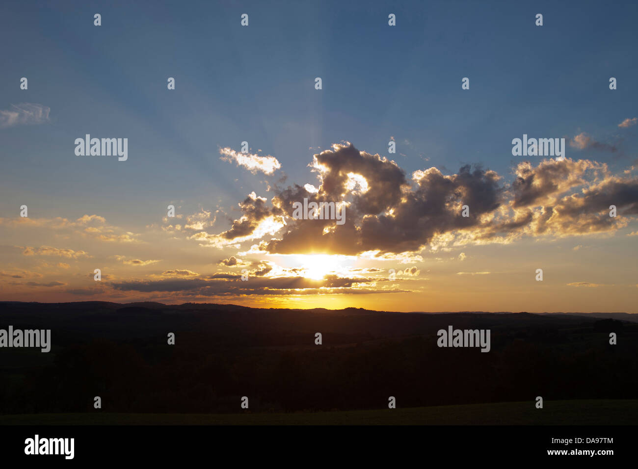 SONNENUNTERGANG ÜBER LAND Stockfoto