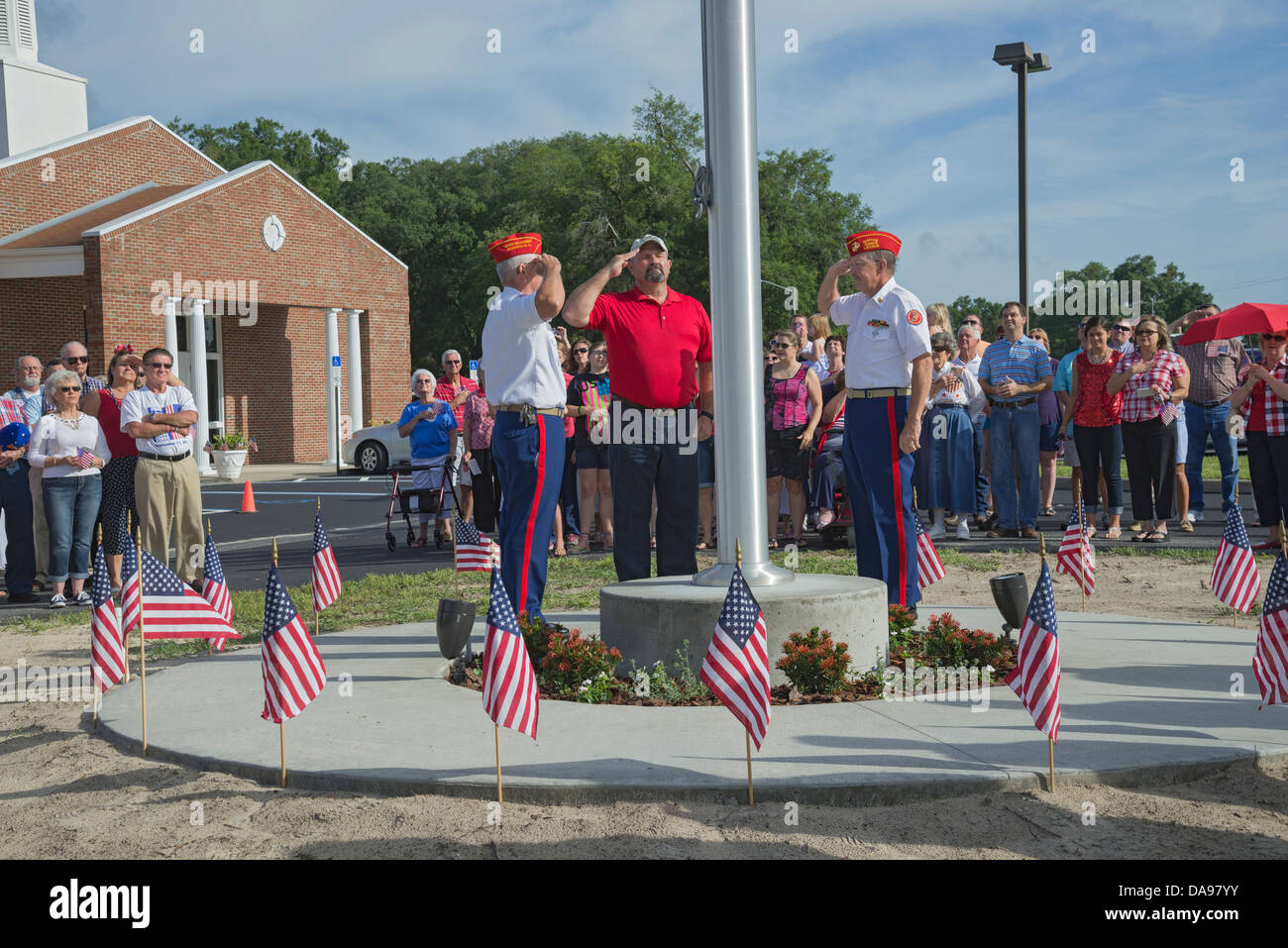 Flag Pole Hingabe an erste Baptist Kirche von High Springs, Florida am 4. Juli 2013.  Amerikanische christliche Flagge zu übertreffen Stockfoto
