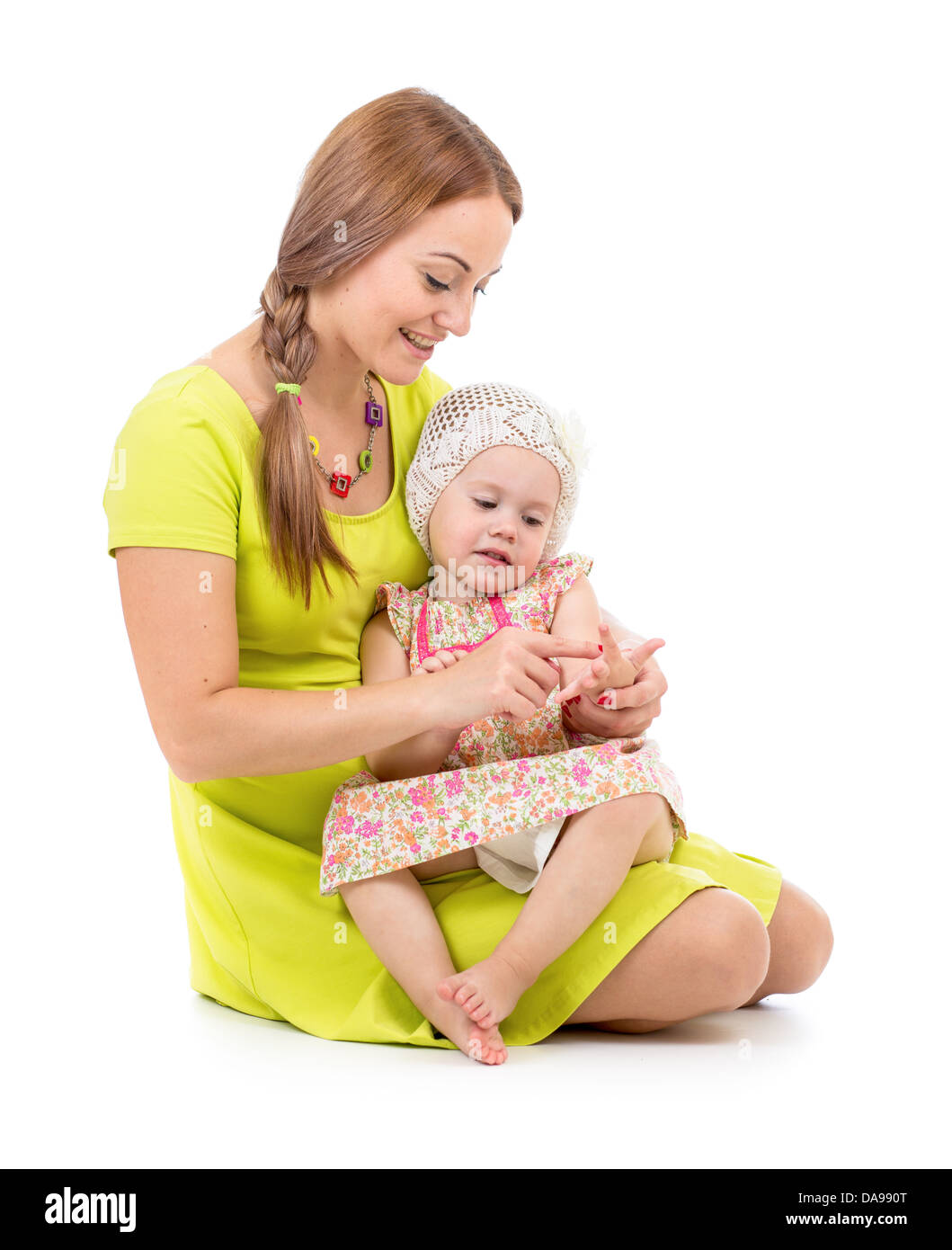 Mutter und Kind sitzen und zählen Finger zusammen isoliert auf weiss Stockfoto