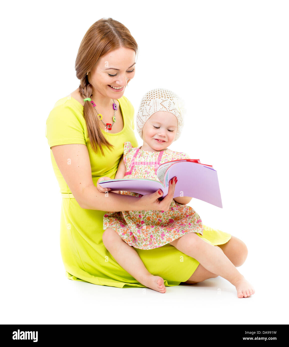 Mutter und Mädchen sitzen und lesen Buch zusammen isoliert auf weiss Stockfoto