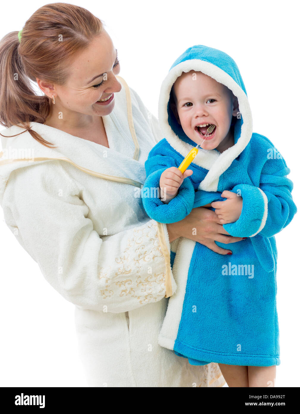 Glückliche Mutter und Kind Zähne putzen zusammen im Bad Stockfoto