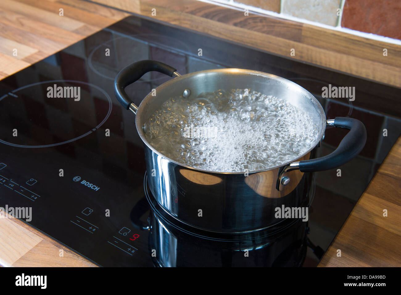 Zwei behandelt Topf mit kochendem Wasser. Sucepan zu dämpfen. Stockfoto