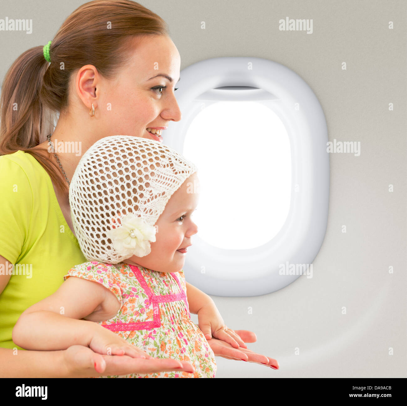 Glückliche Mutter und Kind zusammensitzen in Flugzeugkabine in der Nähe von Fenster Stockfoto