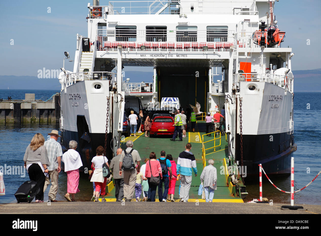 Largs, North Ayrshire, Schottland, Großbritannien, Montag, 8. Juli 2013. Passagiere in warmem Sonnenschein an Bord der Caledonian MacBrayne Fähre von der Stadt Largs zur Insel Great Cumbrae im Firth of Clyde reisen Stockfoto