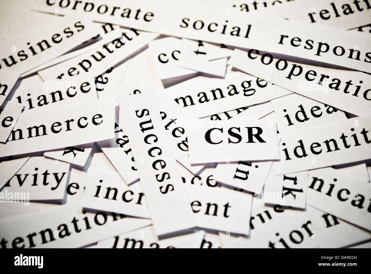 Corporate social Responsibility oder CSR. Konzept der ausgeschnittenen Wörter im Zusammenhang mit der Geschäftstätigkeit. Stockfoto