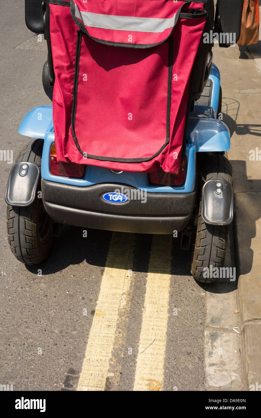 Mobilität Roller parkten auf doppelte gelbe Linien. UK Stockfoto