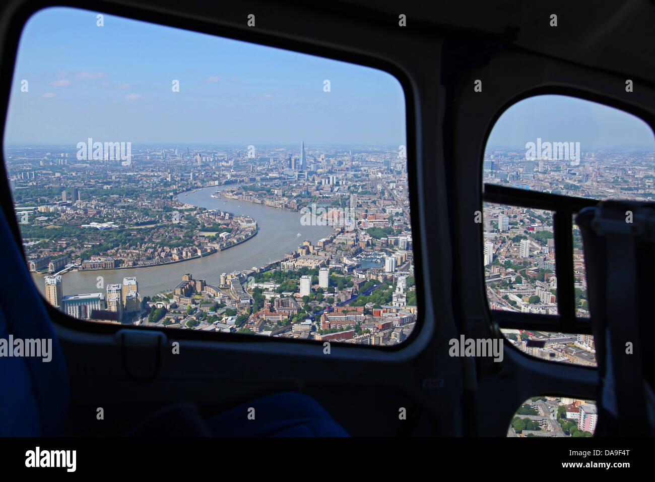 Luftaufnahme von The Thames, London durch ein Hubschrauber-Fenster Stockfoto