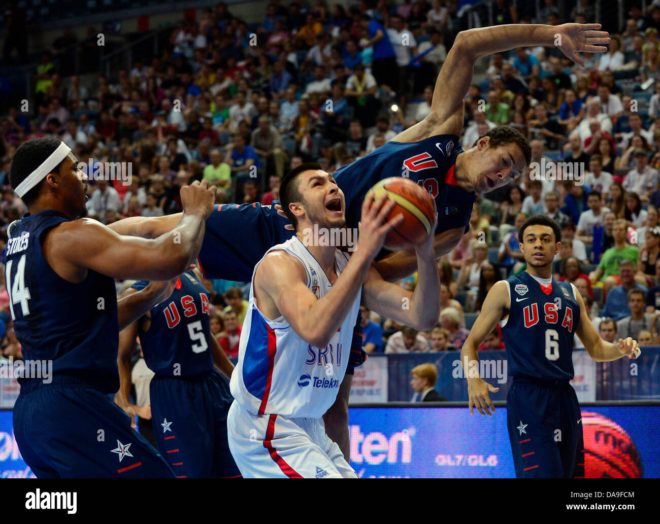 2013 FIBA U19 WM USA Vs Serbien, Prag, Tschechische Republik, 7. Juli 2013. Von links: Jamell Stokes der USA, Nikola Jankovic Serbien, Aaron Gordon und Nigel Williams-Goss der USA. (CTK Foto/römische Vondrous) Stockfoto