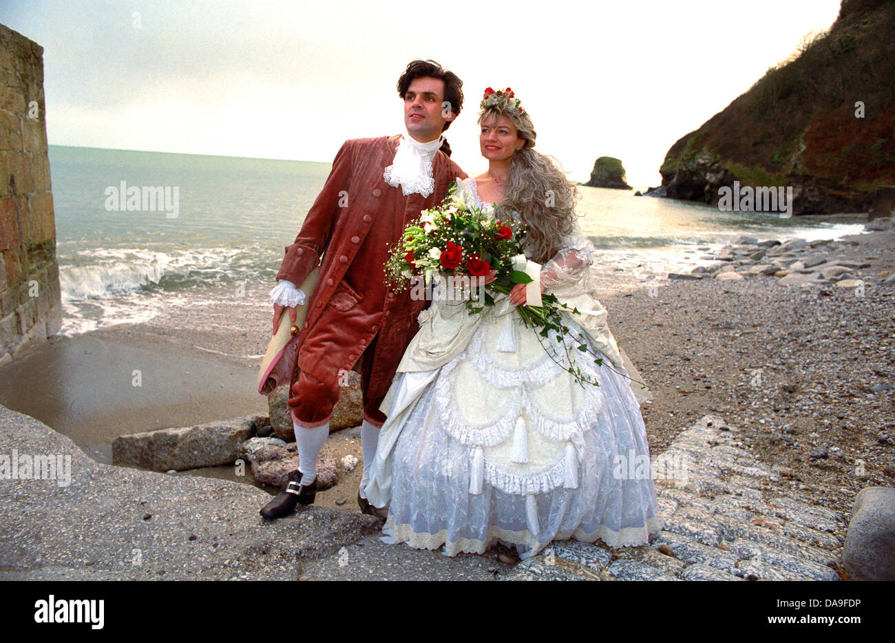 Ein paar Stellen im Hafen von Charlestown in Cornwall nach ihrer Poldark Stil Hochzeit. Stockfoto