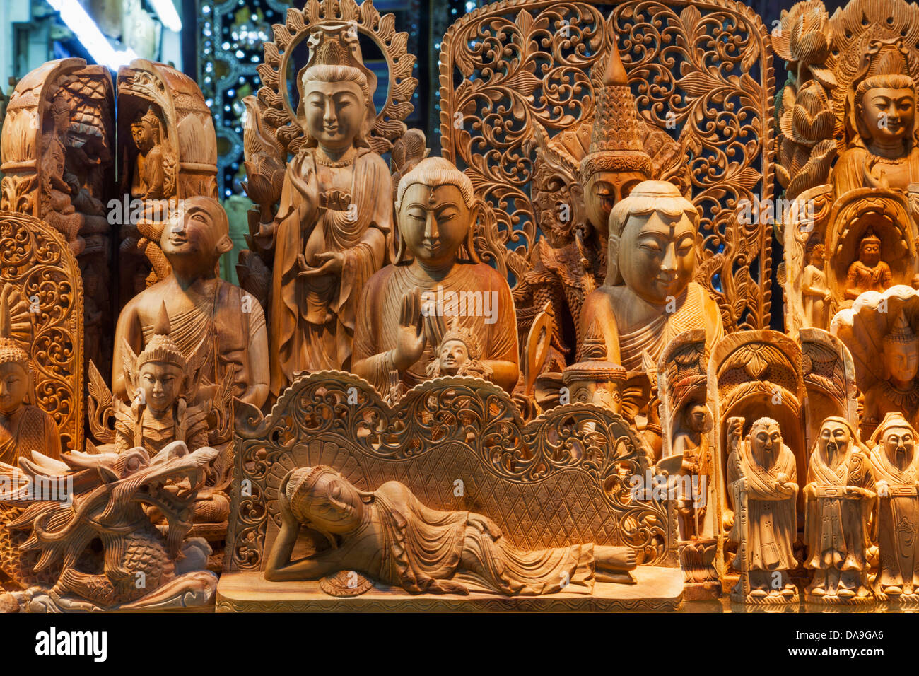 Asien, Myanmar, Burma, Yangon, Rangun, Bogyoke, Bogyoke Markt, Markt, Märkte, Holzschnitzerei, Holzarbeiten, burmesischen Kunst, Shop, Shopp Stockfoto