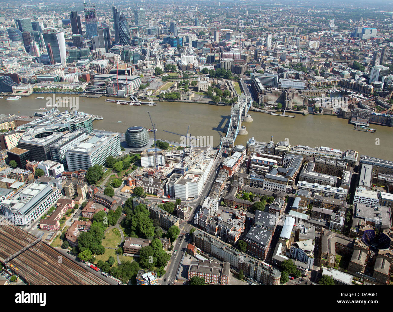 Luftaufnahme von Tower Bridge Road, London mit der City of London im Hintergrund Stockfoto