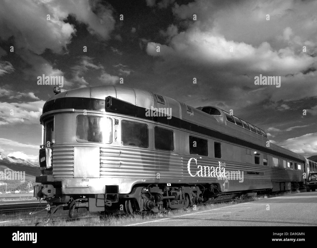 A VIA Rail Kuppel Endwagen aus rostfreiem Stahl gefertigt, mit dem Kanada-Logo auf der Seite Stockfoto