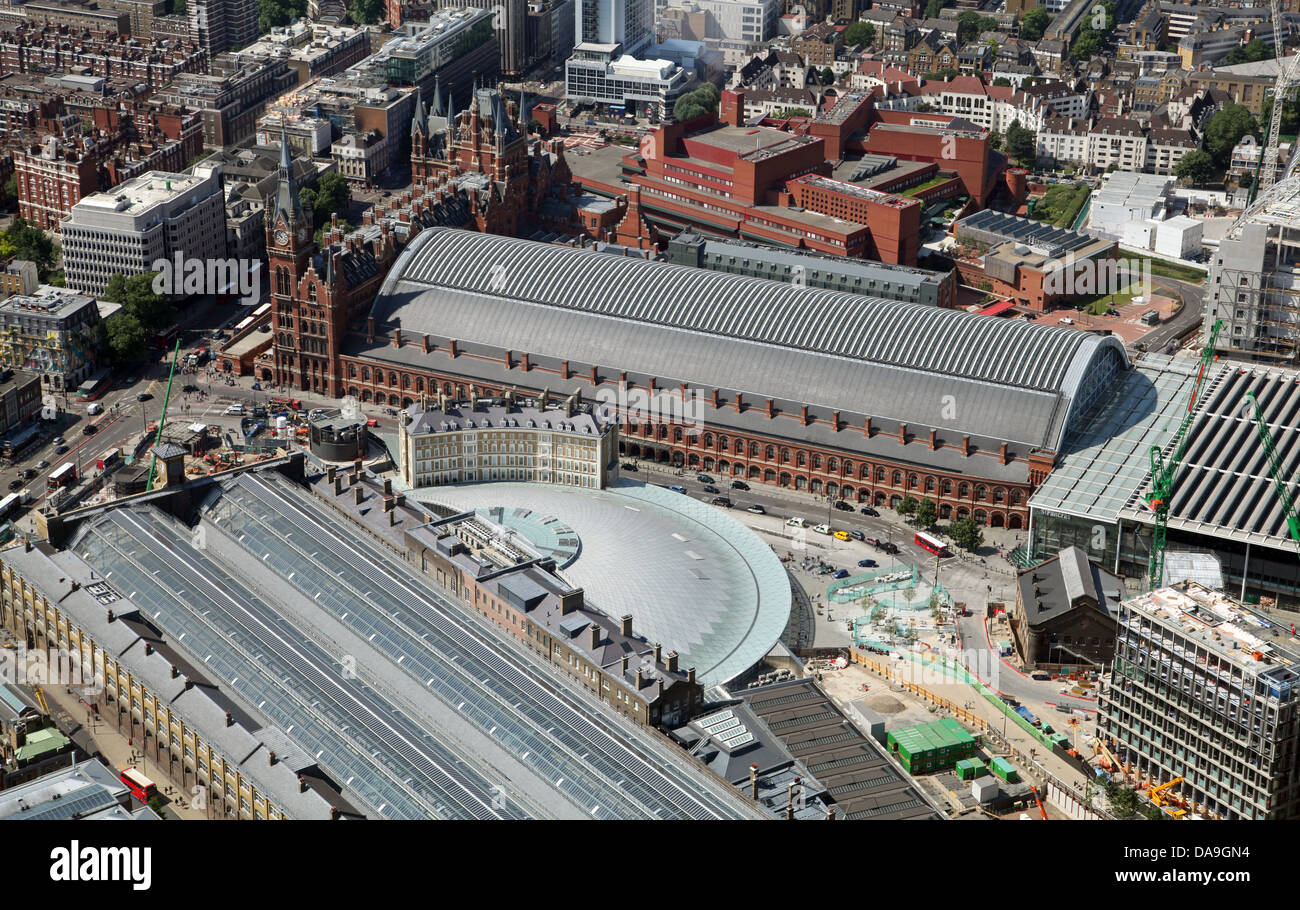 Luftaufnahme von St. Pancras Station und Kings Cross Station in London, Stockfoto