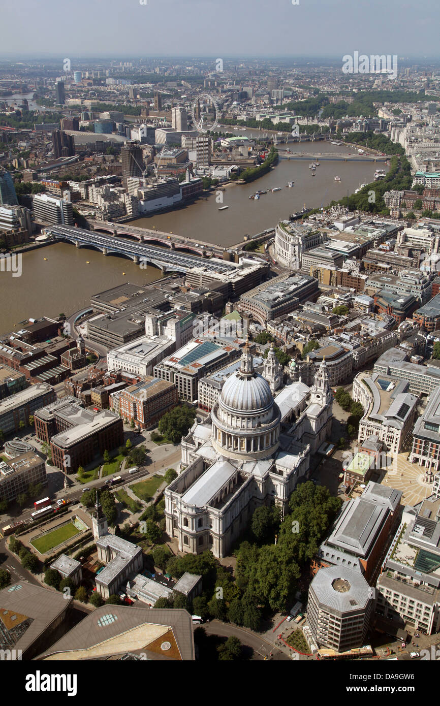 Luftaufnahme von St. Pauls Cathedral, Blick nach Westen auf der Themse gegenüber der Houses of Parliament Stockfoto