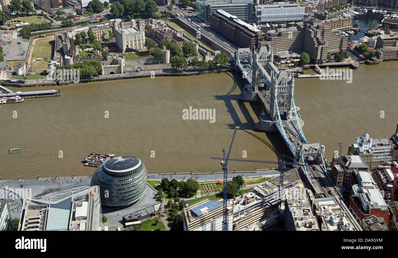 Luftbild von der Themse mit City Hall, London, Tower Bridge und Tower of London Stockfoto