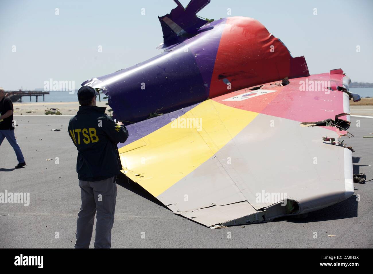 NTSB Ermittler Anzeigen des Heckteils von Asiana Flug 214 Boeing 777 in der Nähe der Landebahn, wo er stürzte bei der Landung in San Francisco International 7. Juli 2013 in San Francisco Stockfoto