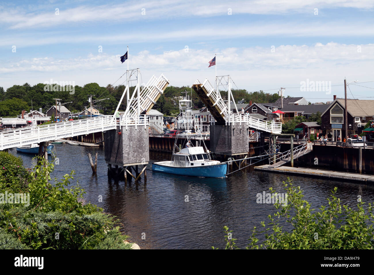 Boote, die unter der offenen Zugbrücke in Perkins Cove, Ogunquit, Maine, USA fahren. Oginquit ist ein beliebtes Urlaubsziel in New England Stockfoto