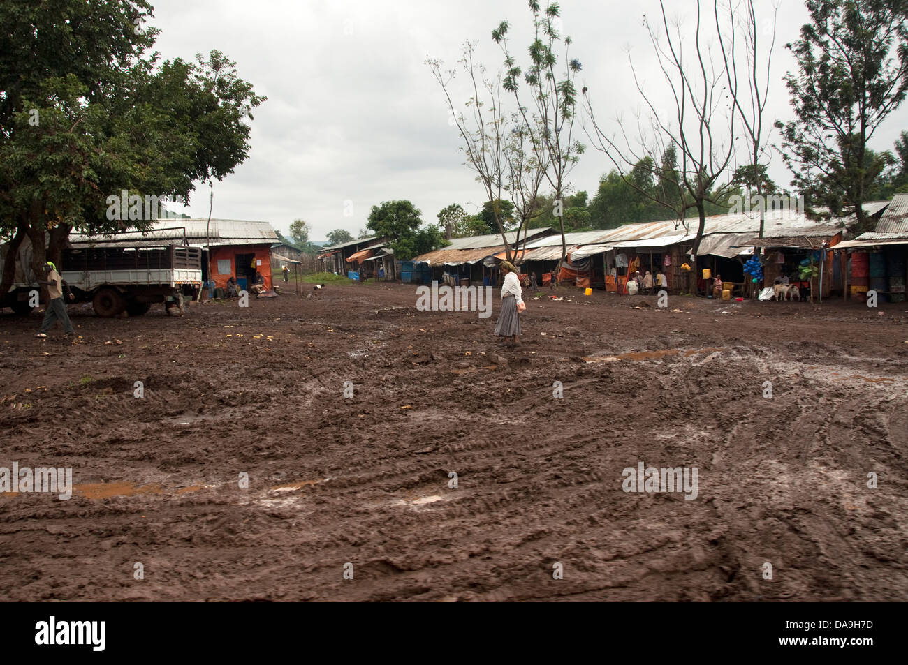 Afrikanisches Dorf mit schlammigen Straßen, Kuja, Äthiopien Stockfoto