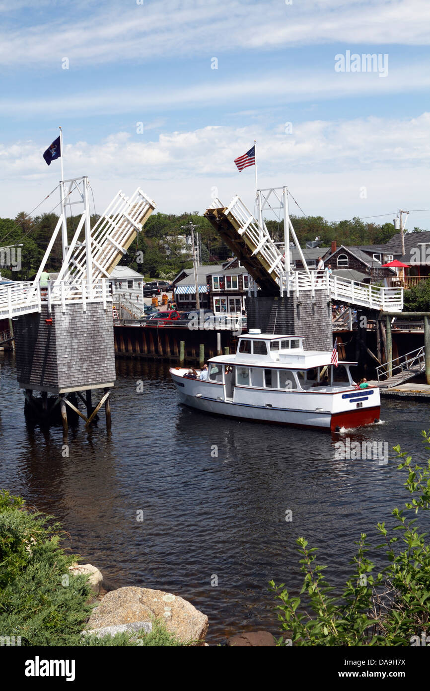 Boote, die unter der offenen Zugbrücke in Perkins Cove, Ogunquit, Maine, USA fahren. Oginquit ist ein beliebtes Urlaubsziel in New England Stockfoto
