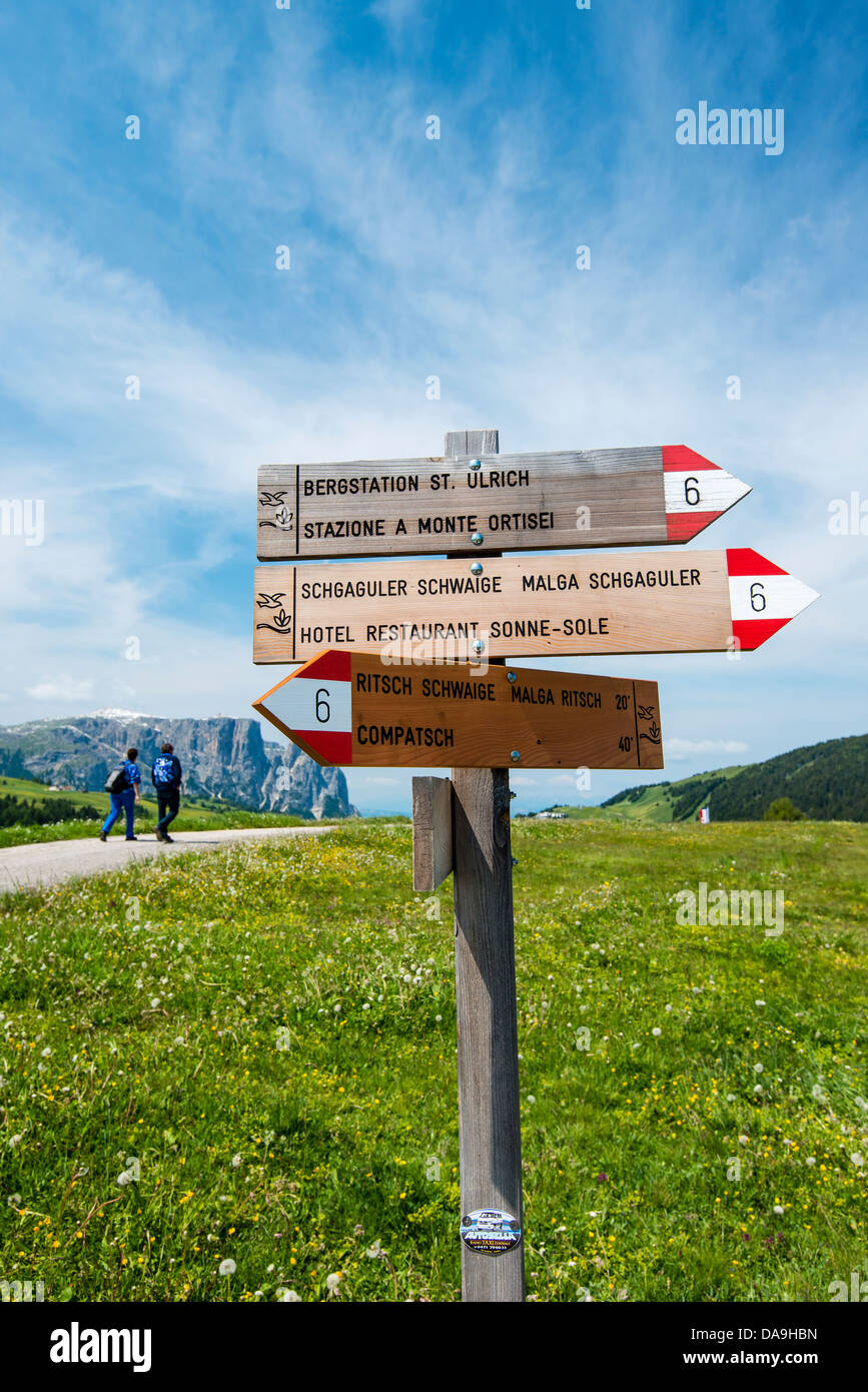 Wandern Wanderweg Zeichen Posten in den Dolomiten, Alpe di Siusi Seiser Alm, Südtirol oder Südtirol, Italien Stockfoto