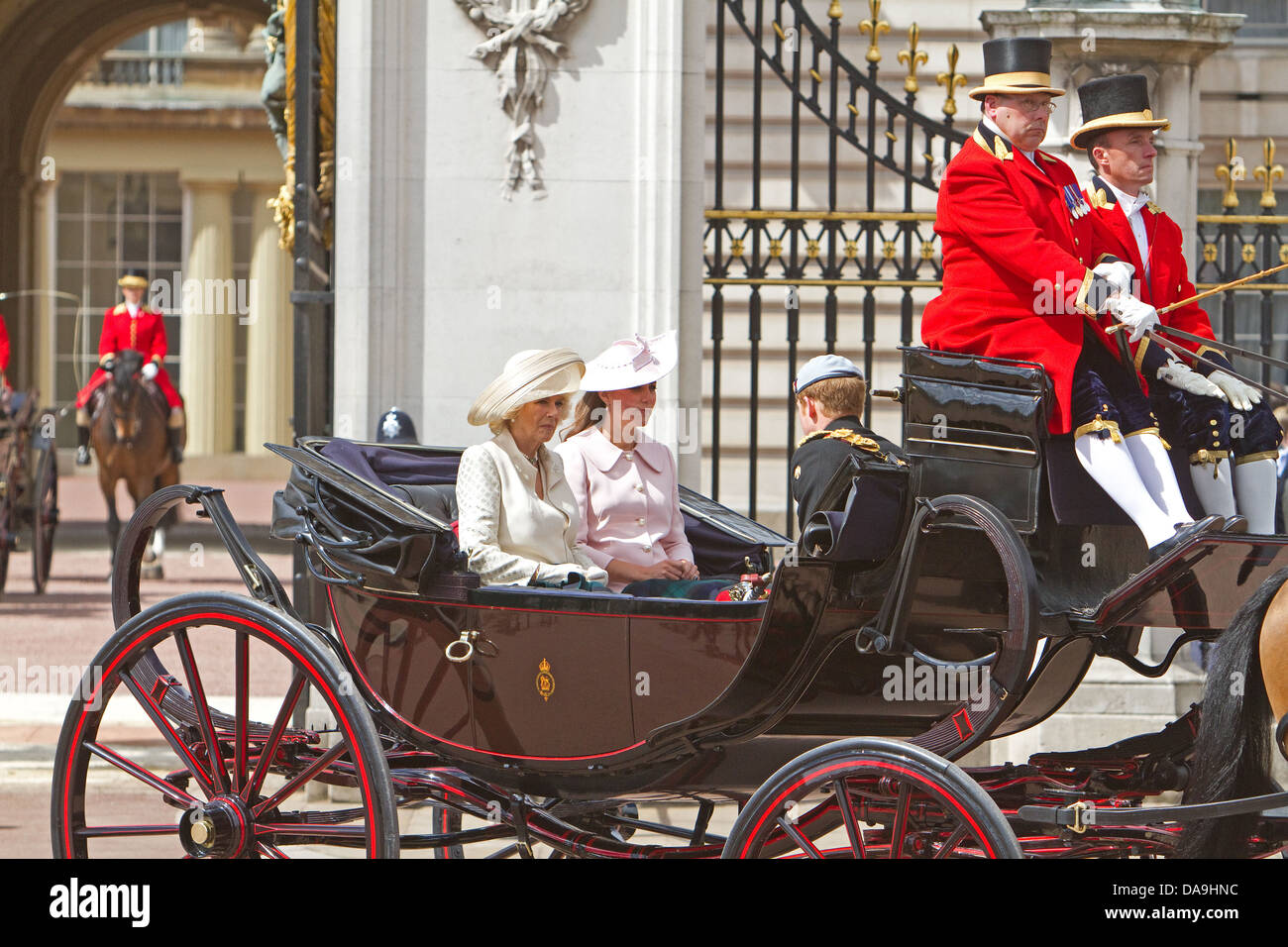Prinz Harry, Camilla & Kate in einem Pferd gezogenen Kutsche auf dem Weg nach trooping die Farbe Stockfoto