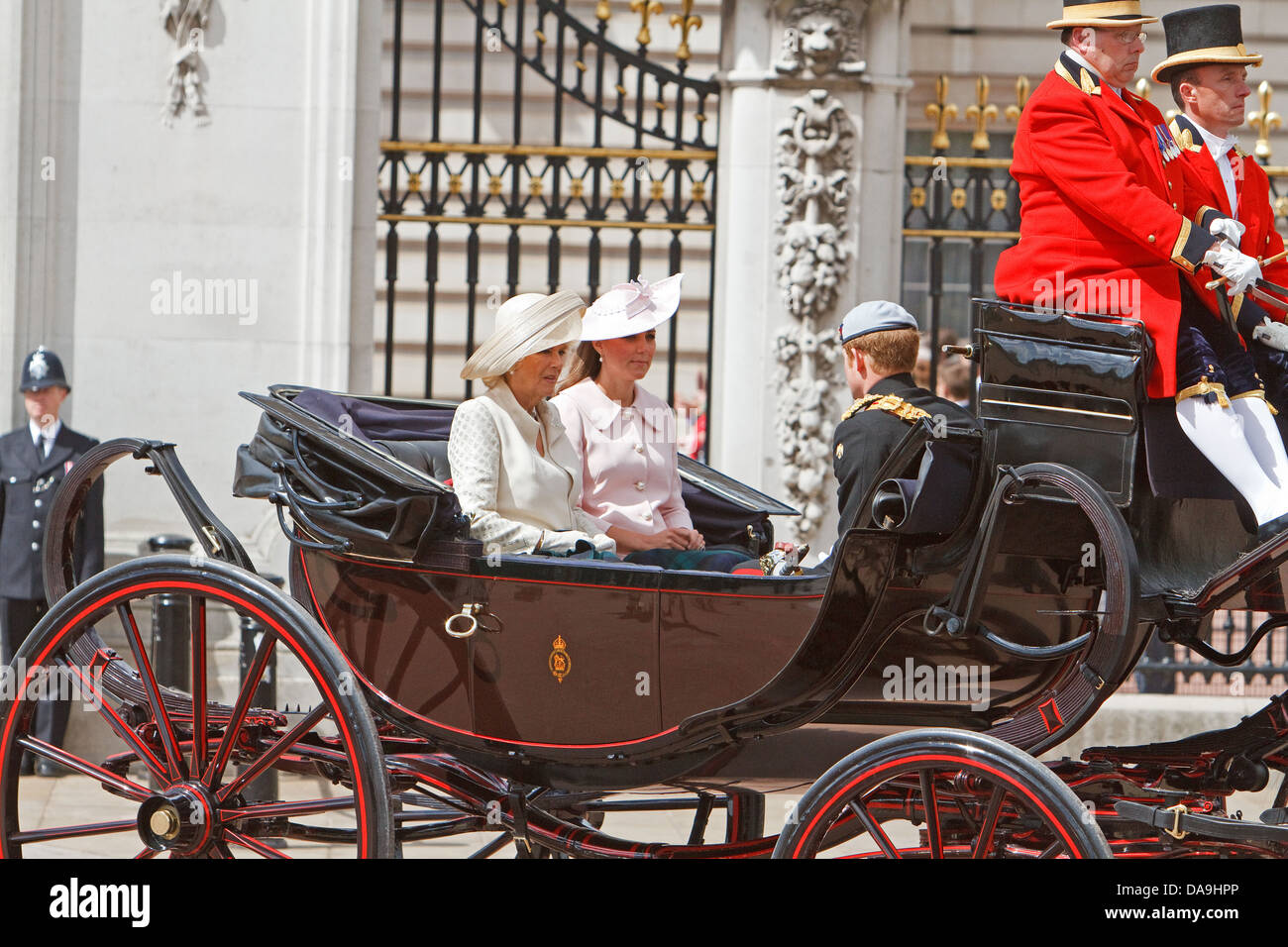 Prinz Harry, Camilla & Kate in einem Pferd gezogenen Kutsche auf dem Weg nach trooping die Farbe Stockfoto