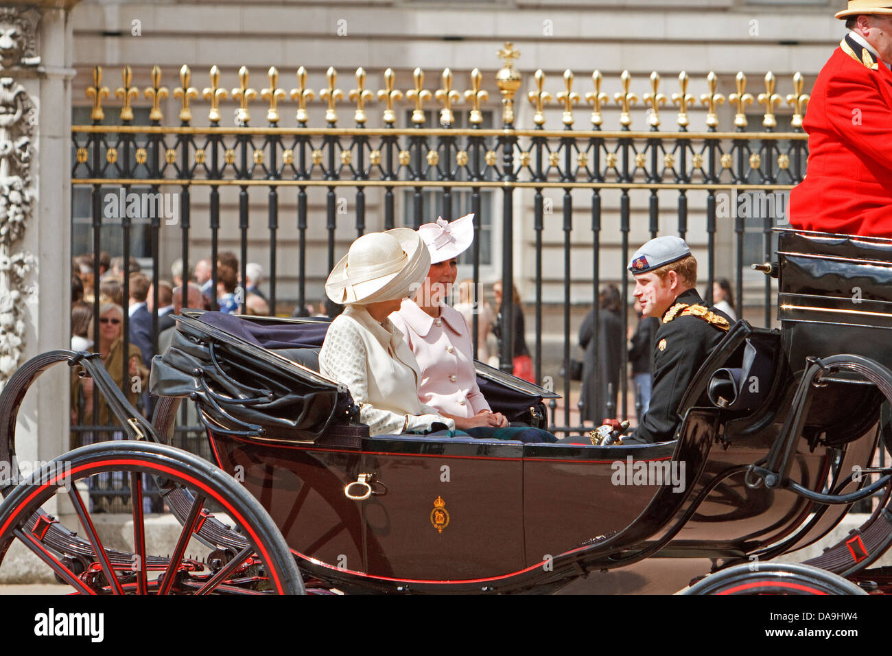 Prinz Harry, Camilla & Kate in einem Pferd gezogenen Kutsche auf dem Weg nach trooping die Farbe Stockfoto