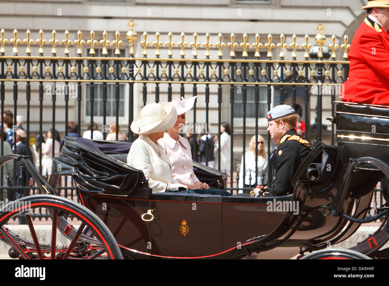 Prinz Harry, Camilla & Kate in einem Pferd gezogenen Kutsche auf dem Weg nach trooping die Farbe Stockfoto