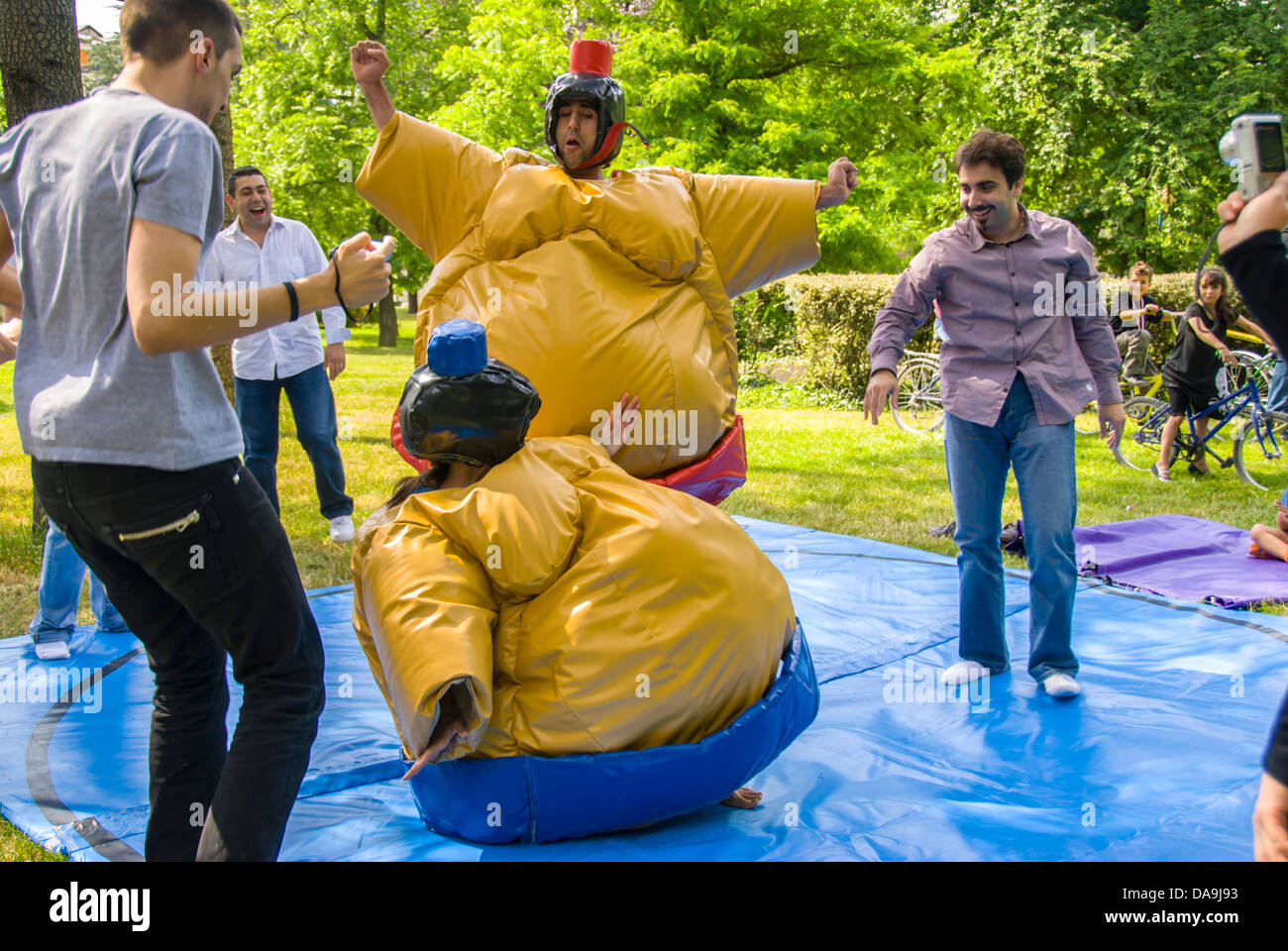 Paris, Frankreich, junge Leute zu beobachten Zwei Sumo Ringer Spielen in Kostüm außerhalb in Bois de Vincennes' Fett entspricht. Stockfoto