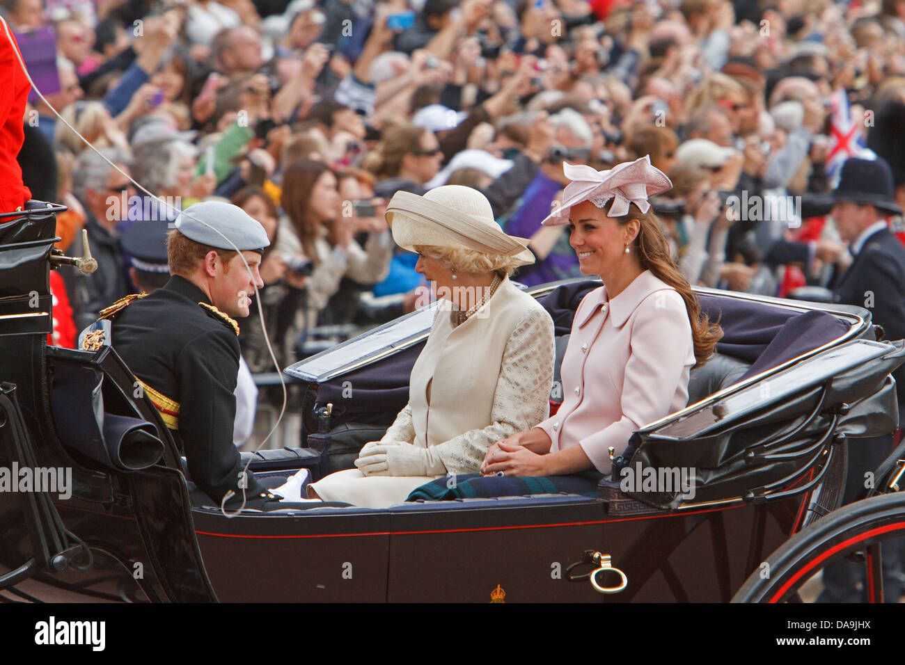 Prinz Harry, der Herzogin von Cornwall & The Duchess of Cambridge Fahrt in einer Kutsche, die Rückkehr aus der trooping der Farbtons Stockfoto