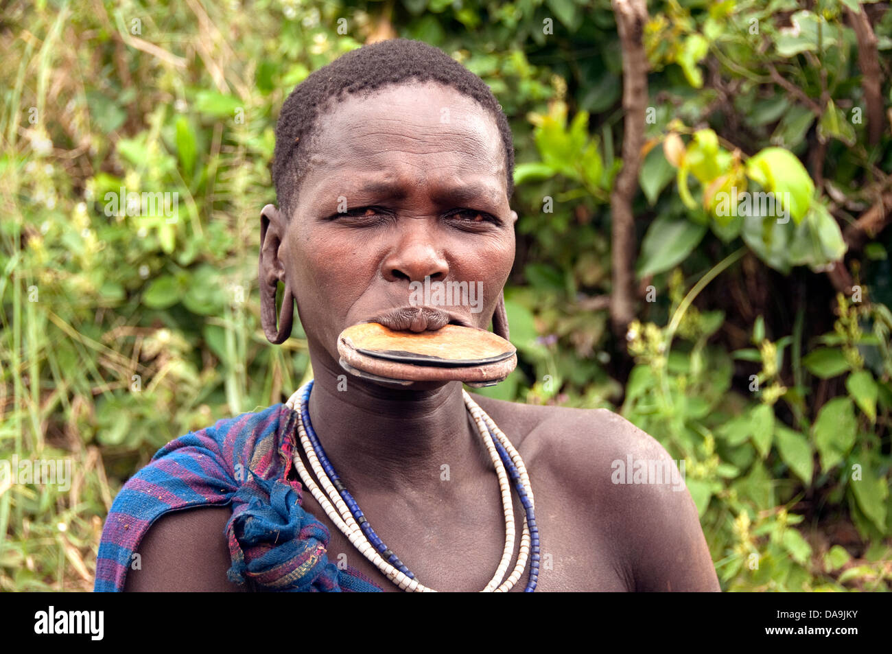 Suri (Surma) Frau mit Mundlochplatte, Äthiopien Stockfoto