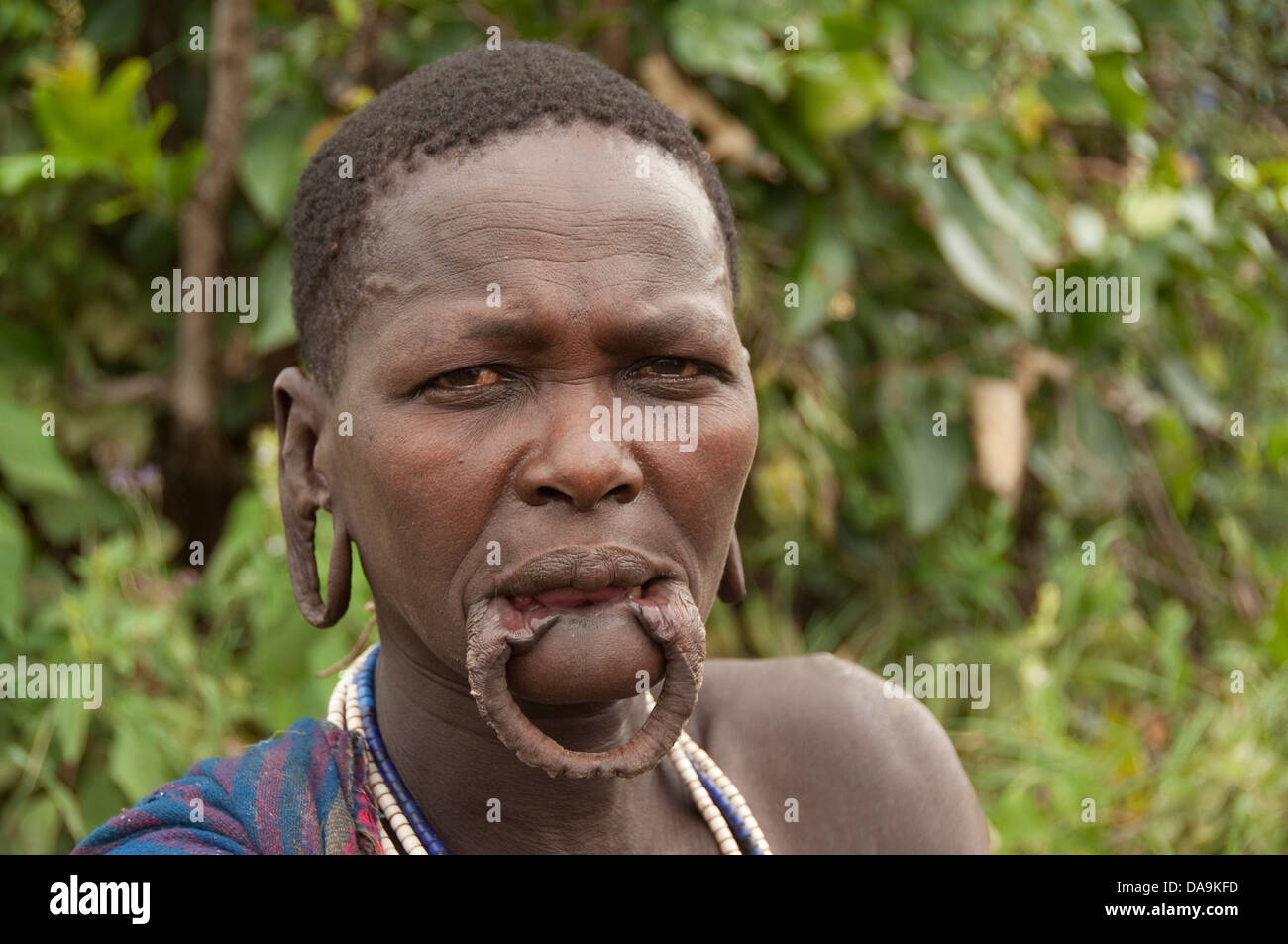 Suri (Surma) Frau ohne Mundlochplatte und Ohrlöcher, Äthiopien Stockfoto