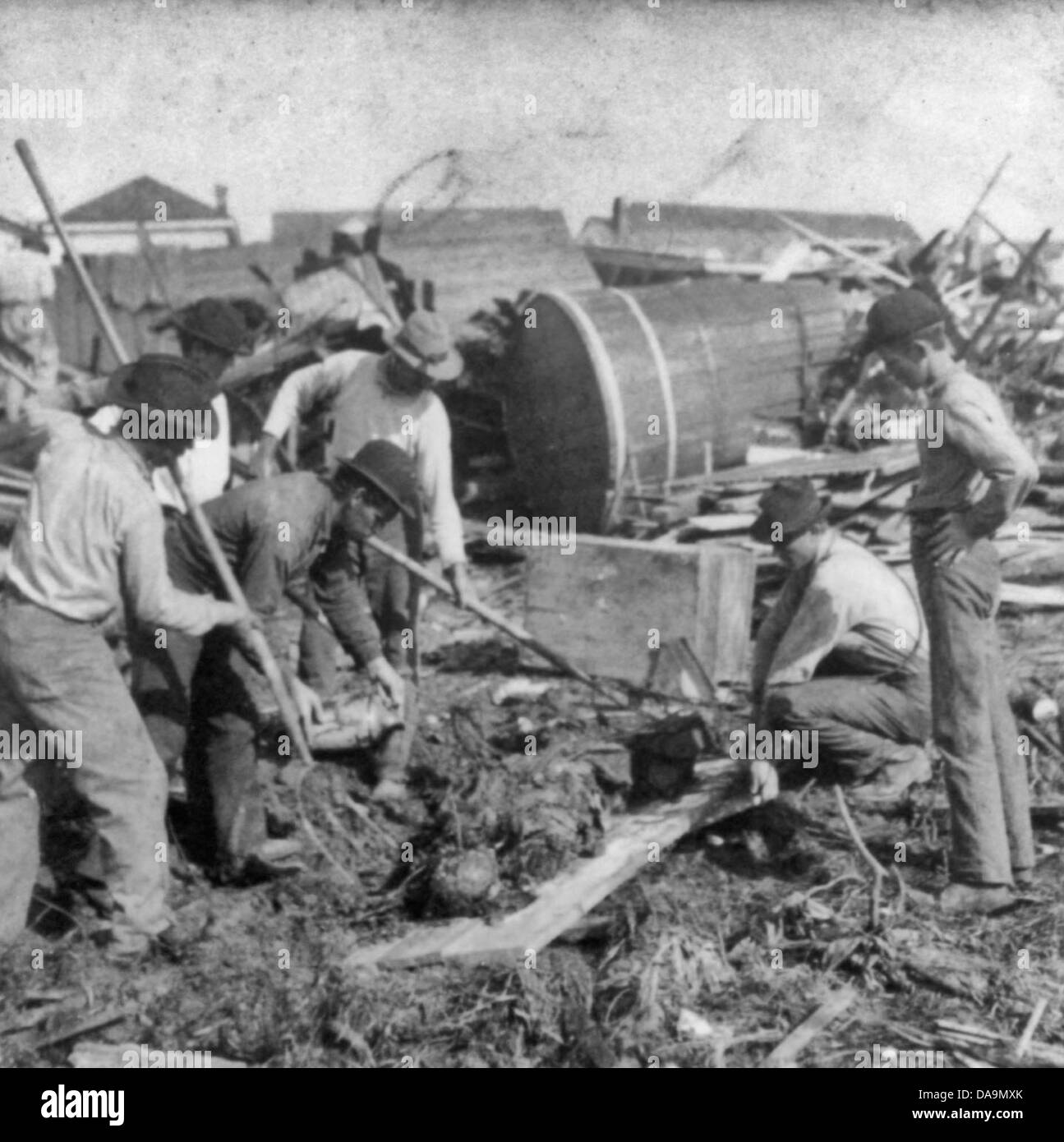 Der Galveston-Katastrophe - Entfernen eines Körpers aus Land unter 20 Fuß von Schutt, November 1900 Stockfoto