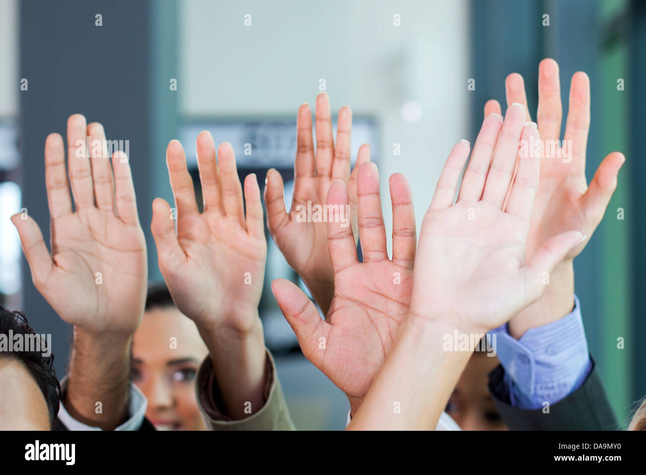 Business-Team legte Hände zusammen im Büro Stockfoto