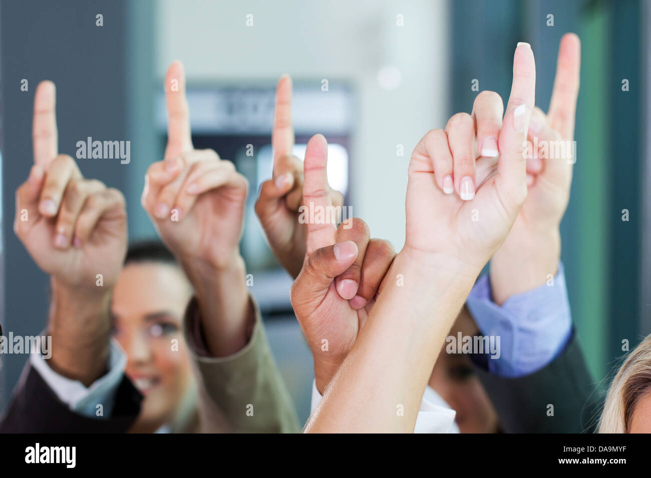 Gemischtrassig Unternehmensgruppe Hände erhebend Stockfoto