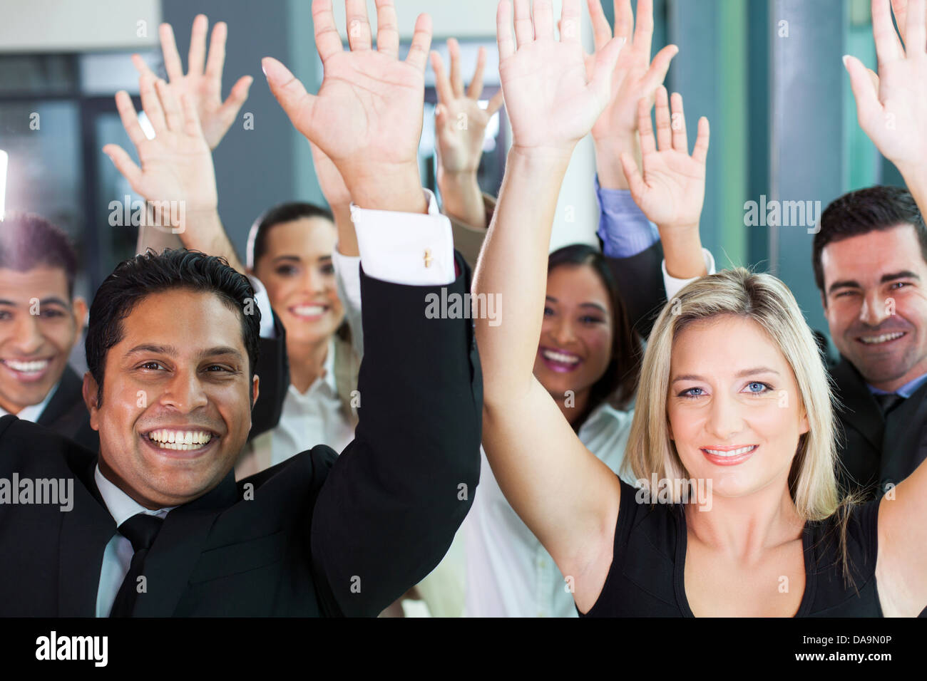 Gruppe von multikulturellen Geschäftsteam Hände erhebend Stockfoto