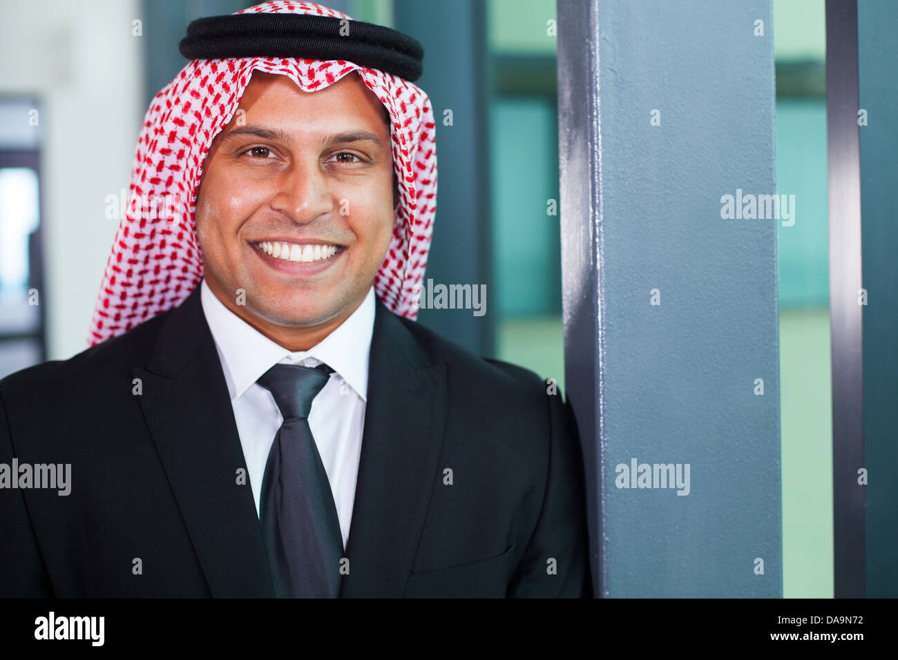 fröhlich-arabischen Geschäftsmann im modernen Büro Stockfoto
