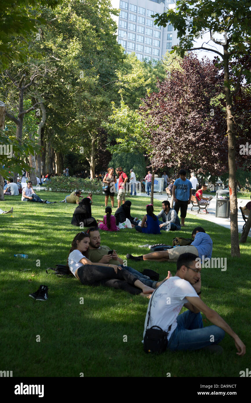 Istanbul, Türkei. 8. Juli 2013. Taksim Gezi Park, früher, kurz am 8. Juli 2013. Obwohl der Park offiziell war 'wiedereröffnet' Polizei bald eingegriffen und den Park wieder geleert. Proteste, willkürliche Verhaftungen und Gewaltanwendung durch die Polizei weiter. Foto: Bikem Ekberzade/Alamy Live-Nachrichten Stockfoto