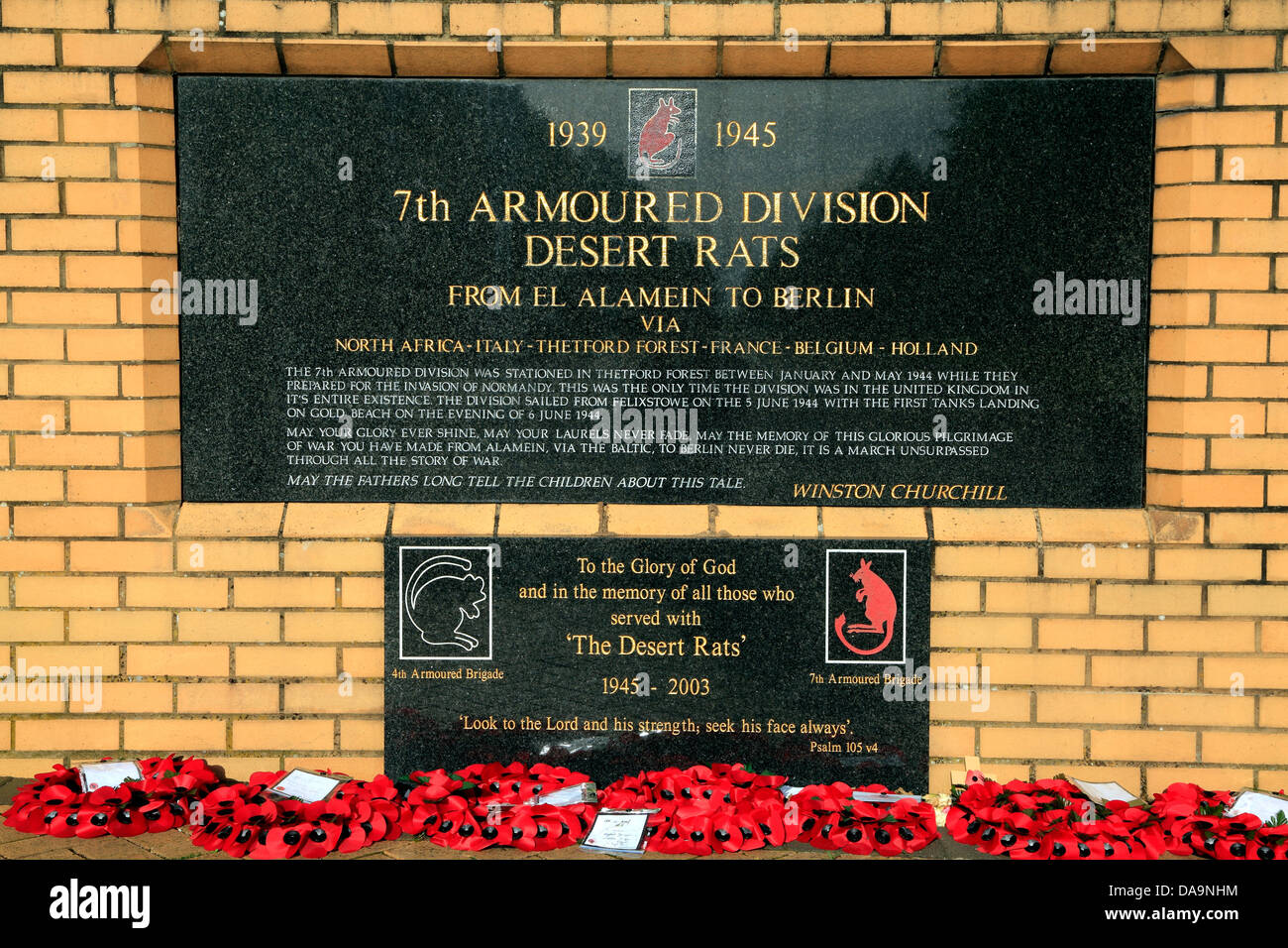 Inschrift, Wüste Ratten Memorial, 7. Panzerdivision, Thetford Forest, Norfolk, England UK, 2. Weltkrieg Gedenkstätten, Tank r Stockfoto