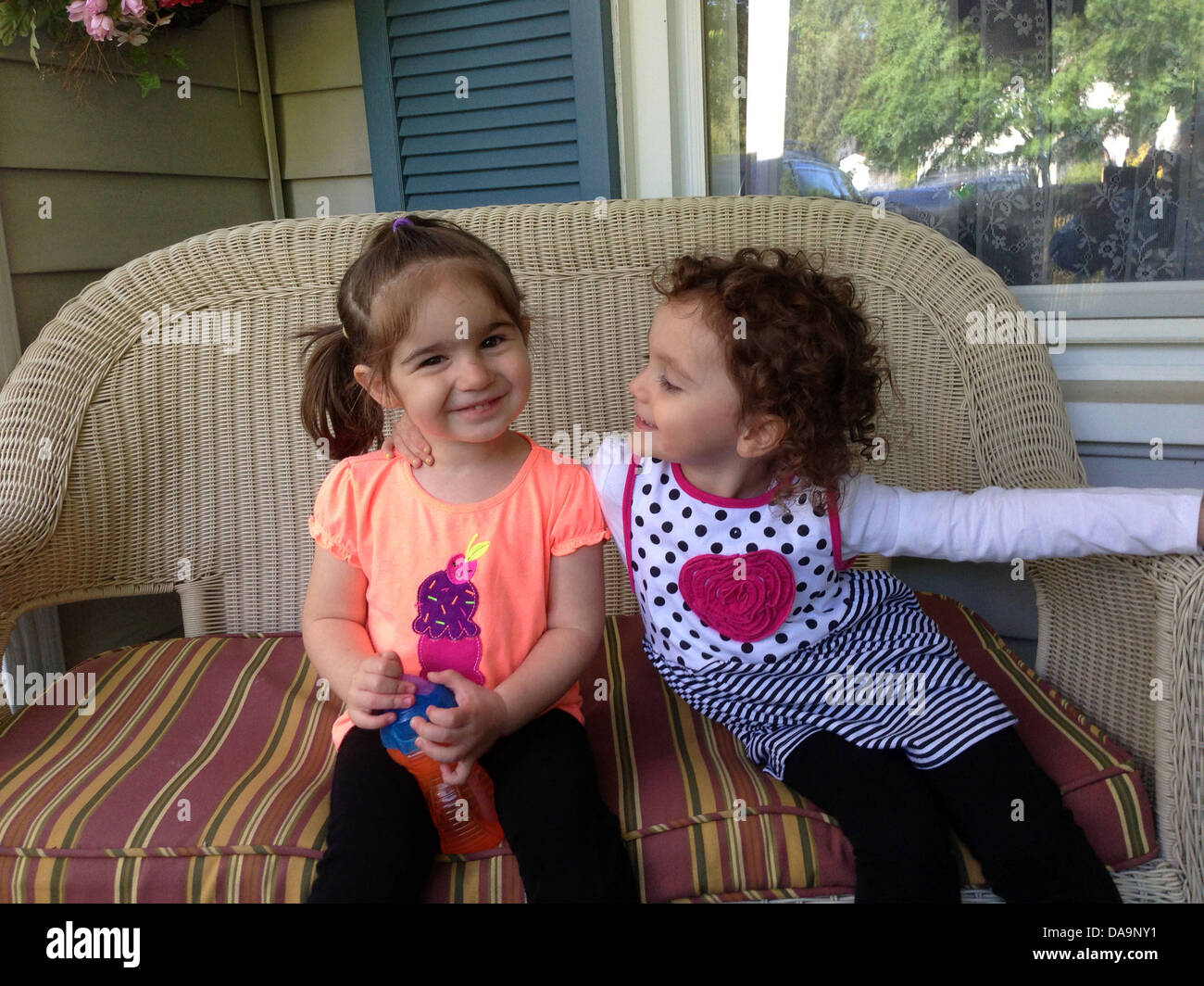 Zwei Cousins auf Wicker Sofa. Stockfoto