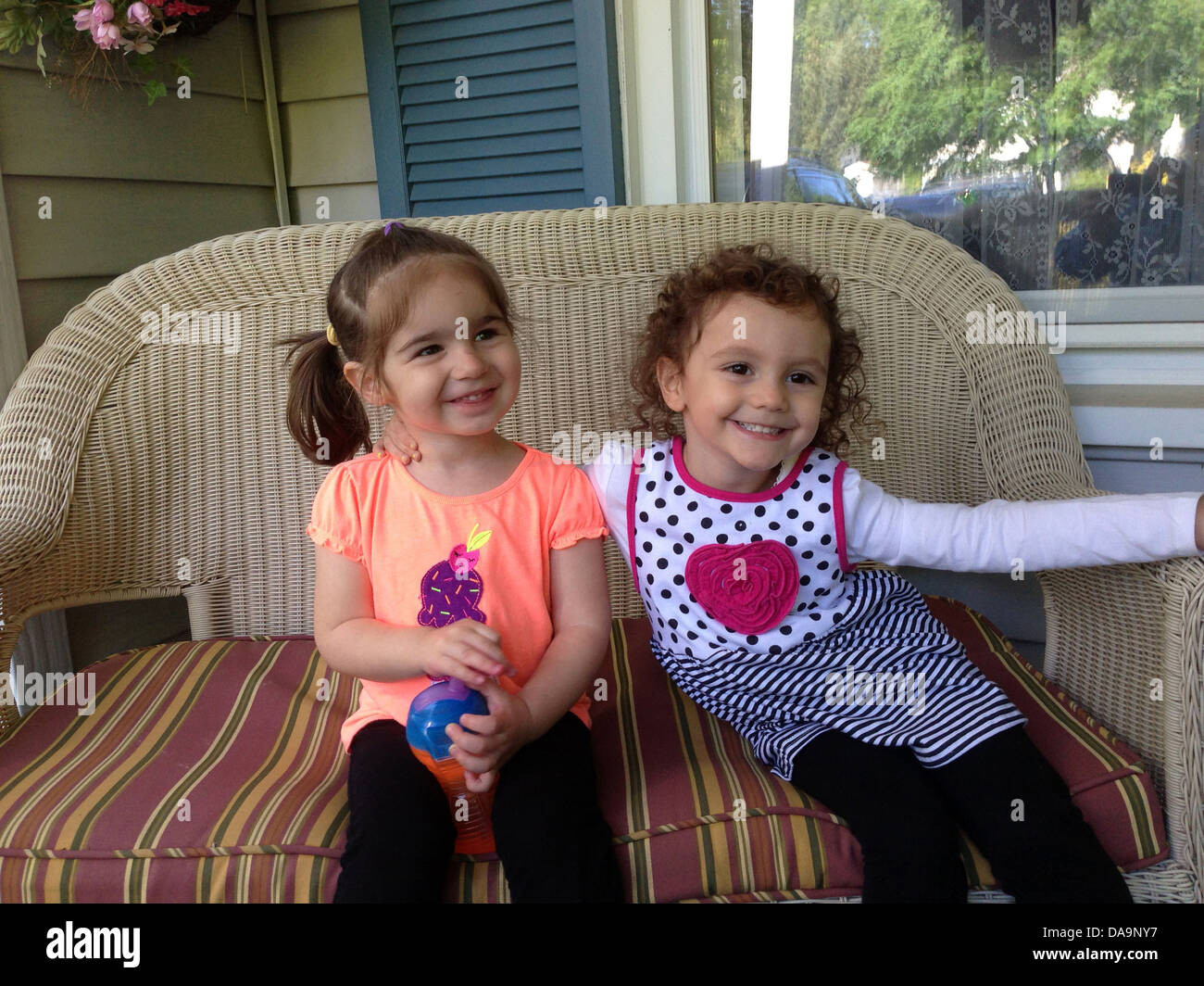 Zwei Cousins auf Wicker Sofa. Stockfoto