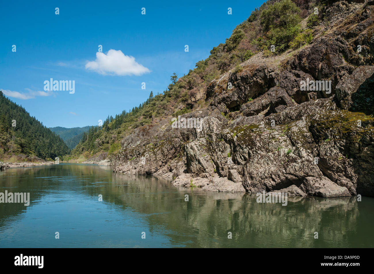 Eine ruhige Strecke der wilden und landschaftlich reizvolle Rogue River im Süden Oregons. Stockfoto