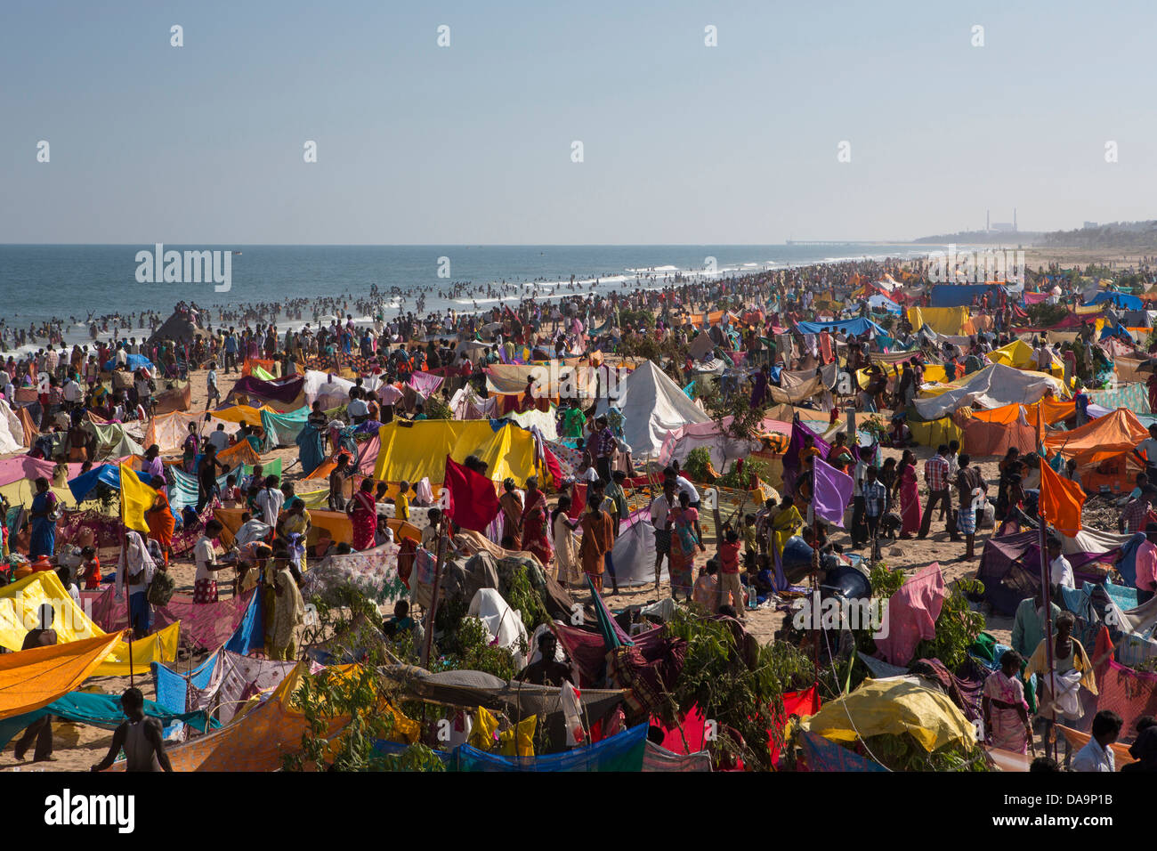 Indien, Süd-Indien, Asien, Tamil Nadu, Mamallapuram, Mahabalipuram, Masi Magam, Festival, Strand, bunte, Menschenmenge, Feier, Peo Stockfoto